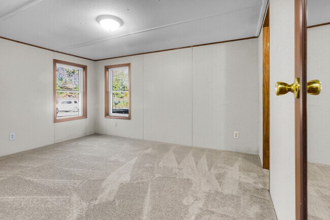 Building Photo - 220 Tree Ln