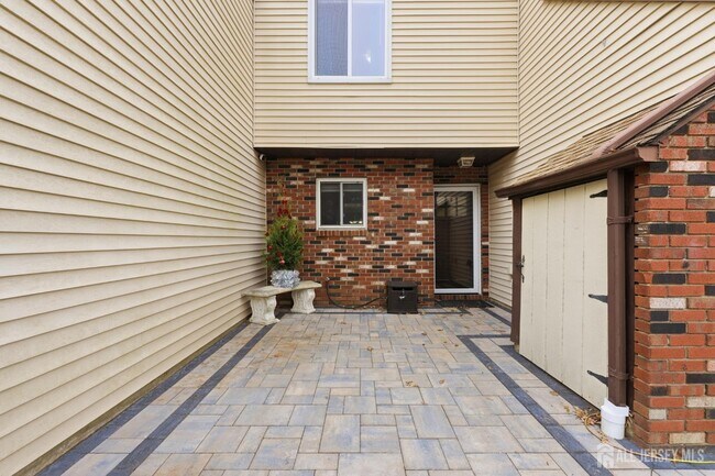 Building Photo - 10 Coventry Ct