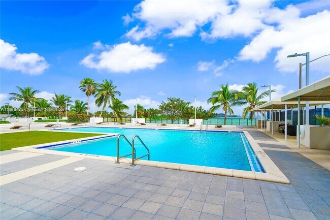 Building Photo - 600 NE 36th St