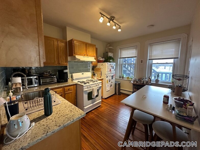 Building Photo - 1056 Cambridge St