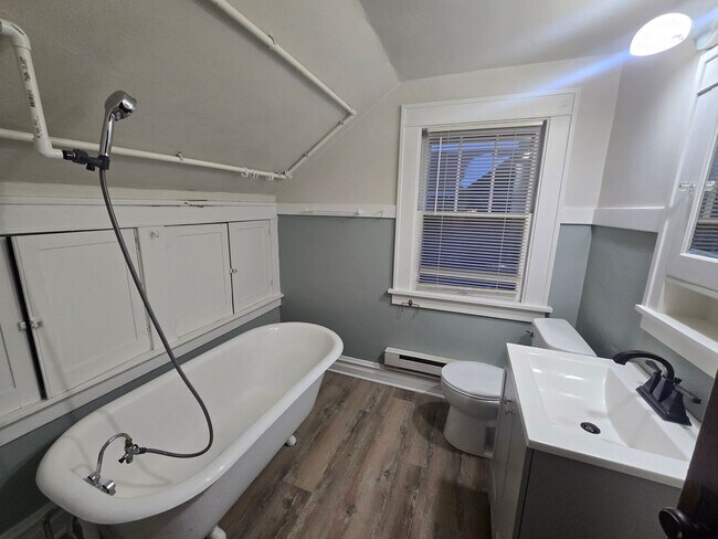 Building Photo - 1251 Walnut St