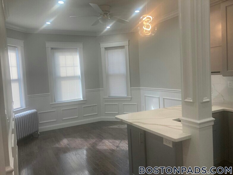 Building Photo - 1572 Commonwealth Ave