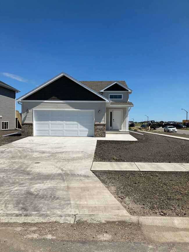 Building Photo - 4 Bed 3 Bath Single Family Home