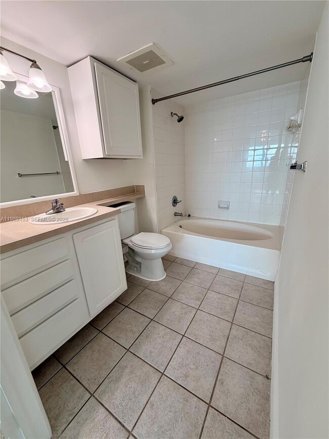 Building Photo - 2665 SW 37th Ave