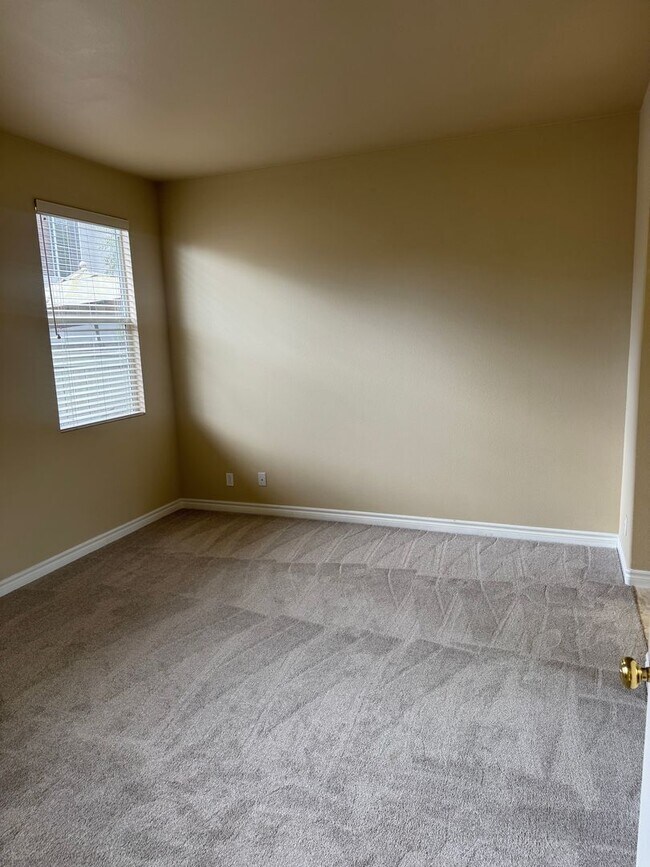 Building Photo - Beautiful 2 Bedroom/2 Bathroom + Bonus Room in Gated Community