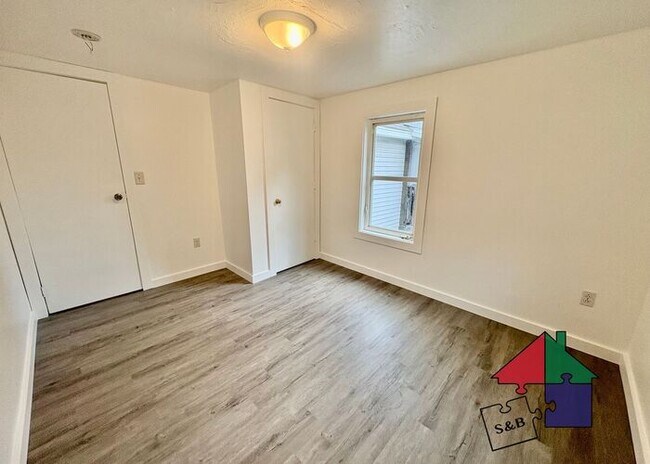 Building Photo - Freshly Renovated 2-Bedroom in Burlington's South End!
