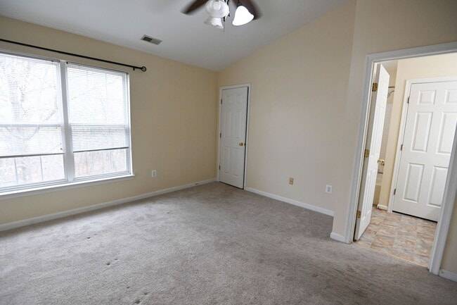 Building Photo - Seven Oaks Townhouse