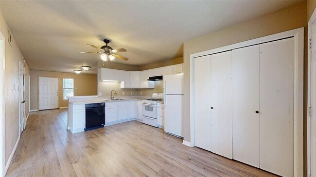 Building Photo - 805 San Pedro Dr
