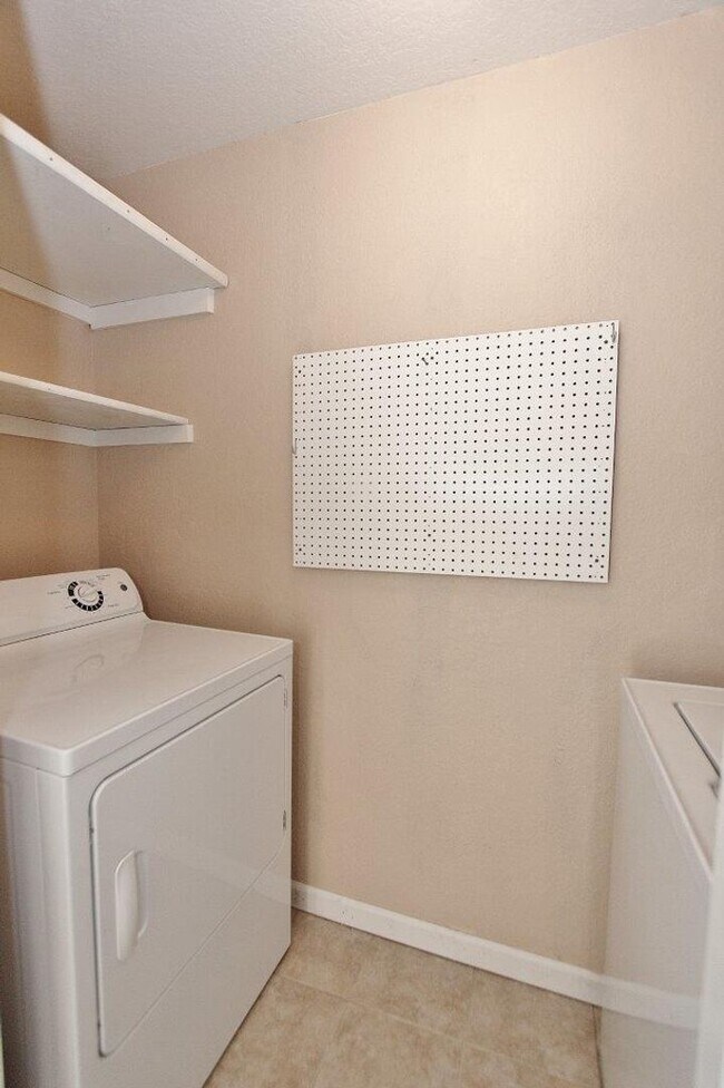 Building Photo - Clean & Move-In Ready Single-Level Home