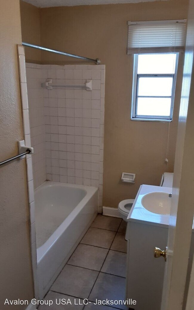 Building Photo - 1819 W 6th St