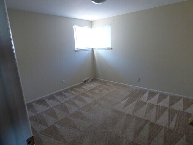 Building Photo - Cozy 2 Bed/1 Bath Duplex Near Lake Loveland!