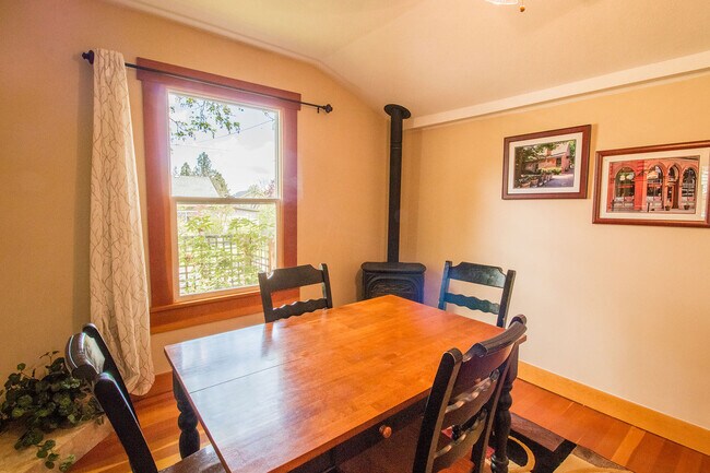 Building Photo - Zara's Cottage: Fully Furnished,  blocks t...