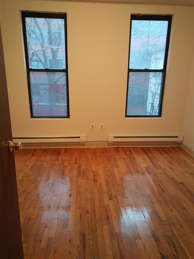 Primary Photo - 1409 Grand St
