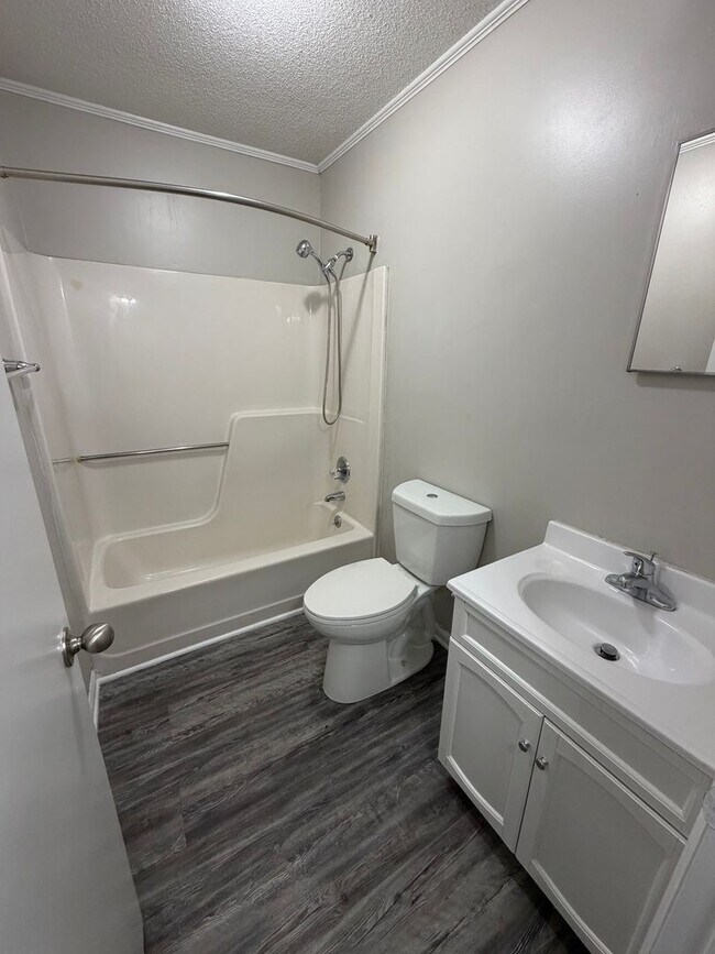 Building Photo - Oxford-2 Bedrooms