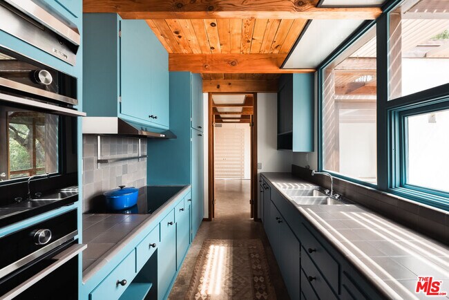 Building Photo - 2020 Mayview Dr