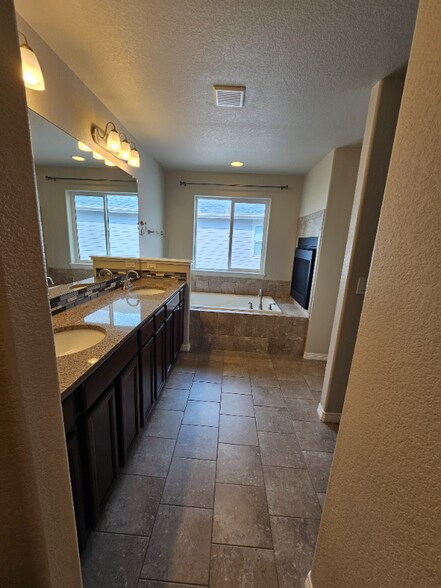 Building Photo - 6729 Black Saddle Dr