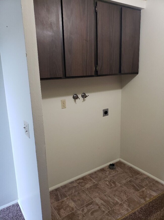 Building Photo - r214b