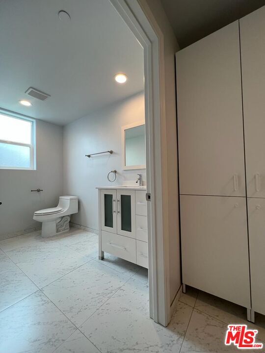 Building Photo - 1529 N Kingsley Dr