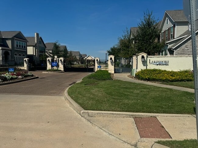 Building Photo - 18214 Lake Eagle Dr