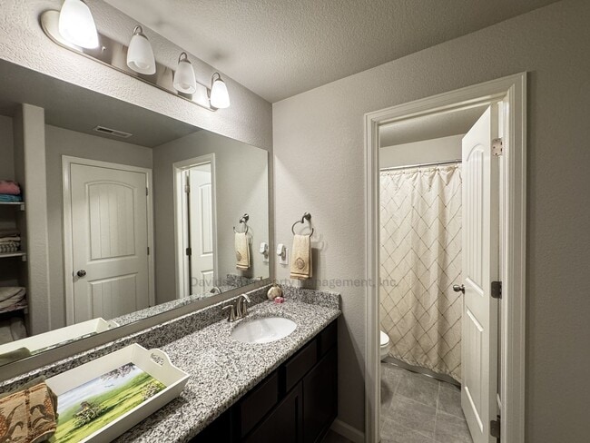 Building Photo - Stunning 3 Bedroom Patio Home Located in N...