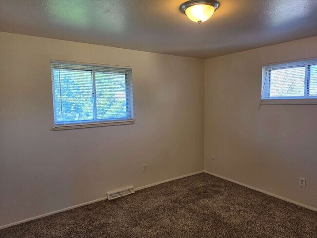 Building Photo - "Charming 3-Bed Retreat with Finished Basement & Cozy Fireplace in Aurora!"