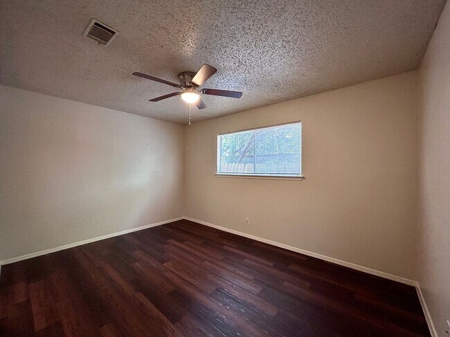 Building Photo - 8802 Pineridge Dr