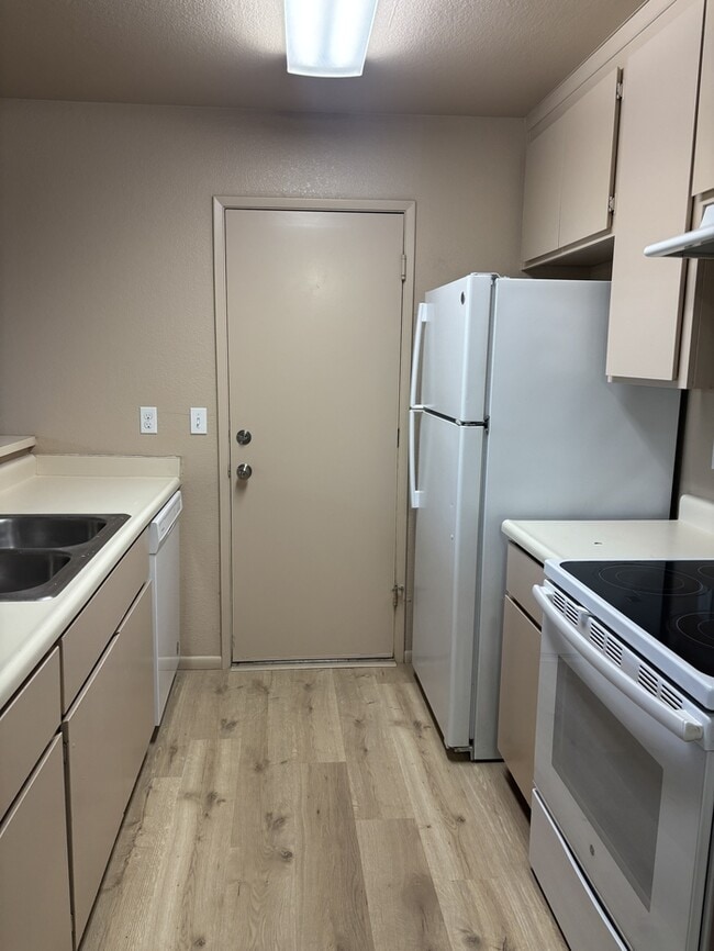 Building Photo - 230 Ventanas Ave