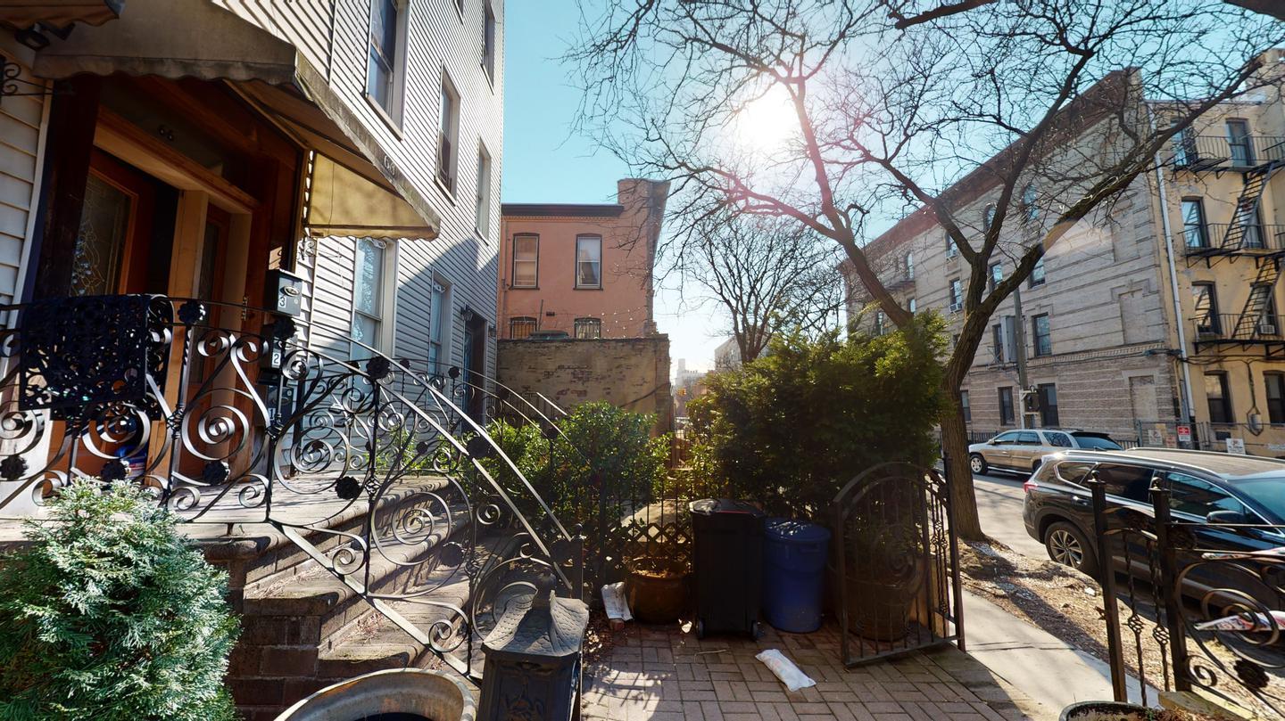 Building Photo - Beautifully renovated Bushwick apartment by A & L trains