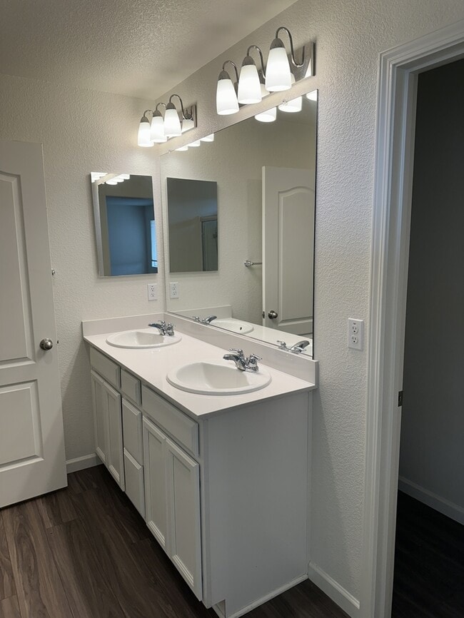 Building Photo - Manteca 5 Bedroom, 3 Bath Executive Style ...