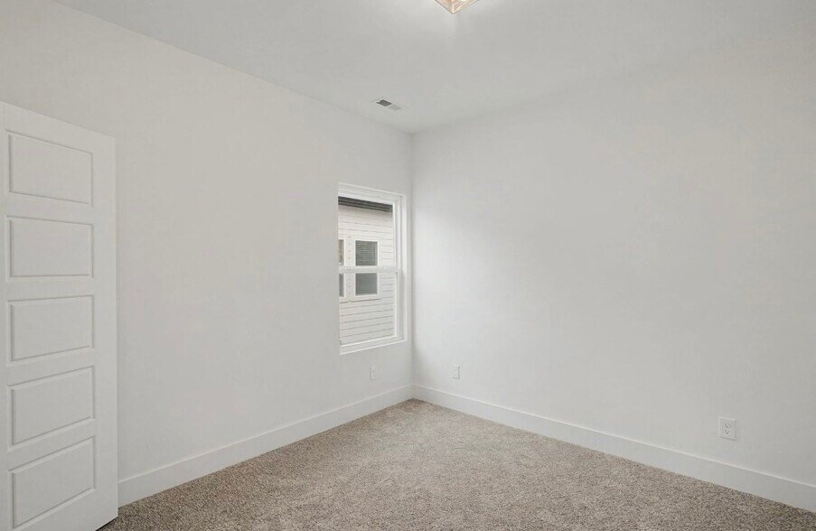 Building Photo - 2140 18th Ave N