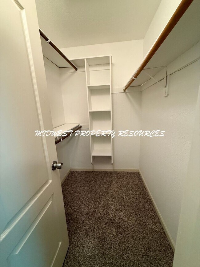 Building Photo - 2 Story Freshly Updated Duplex in Raytown