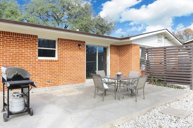 Building Photo - 2806 Belvoir Dr