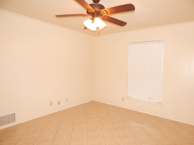 Building Photo - Spacious 3 Bedroom, 2 Bath Duplex in Tyler!