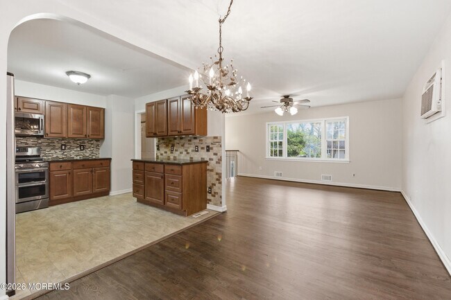 Building Photo - 536 River Dr