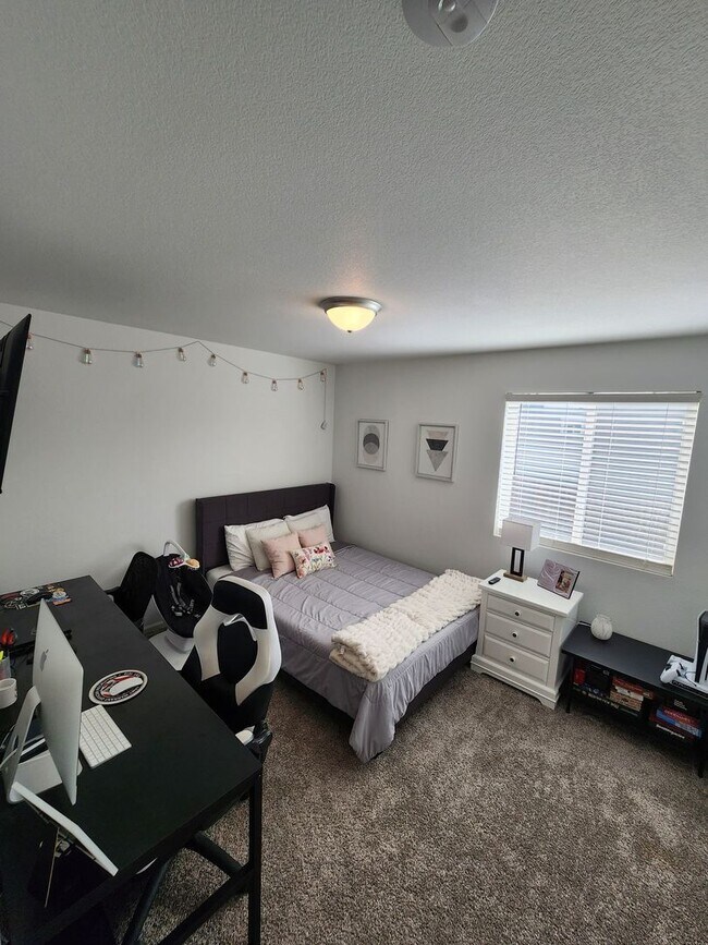 Building Photo - Beautiful 3-Bed, 3-Bath Home on a Spacious...