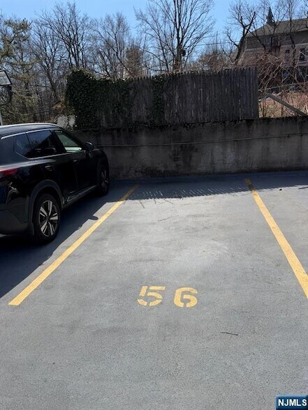 Building Photo - 39 E 39th St