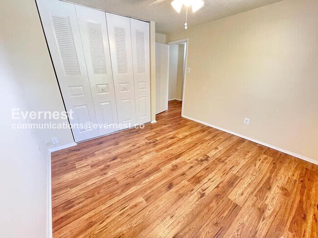 Building Photo - 3 Bed, 2.5 Bath Home with Fenced Yard & Garage / Pet-Friendly / Available Now!