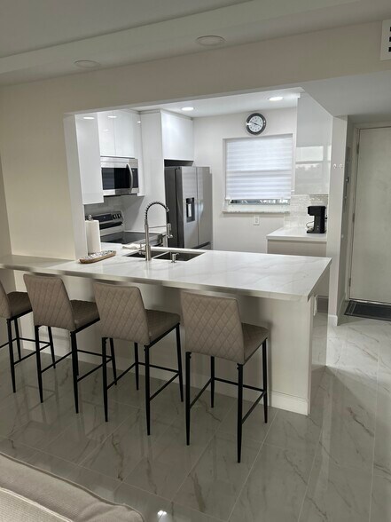 Building Photo - 1391 S Ocean Blvd