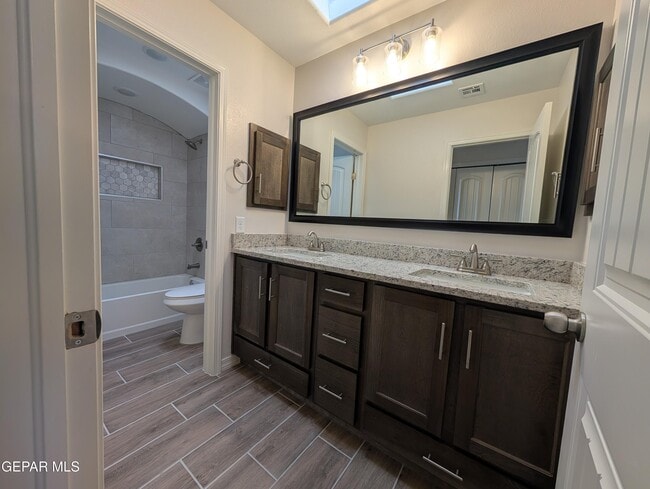 Building Photo - 517 La Entrada Cir