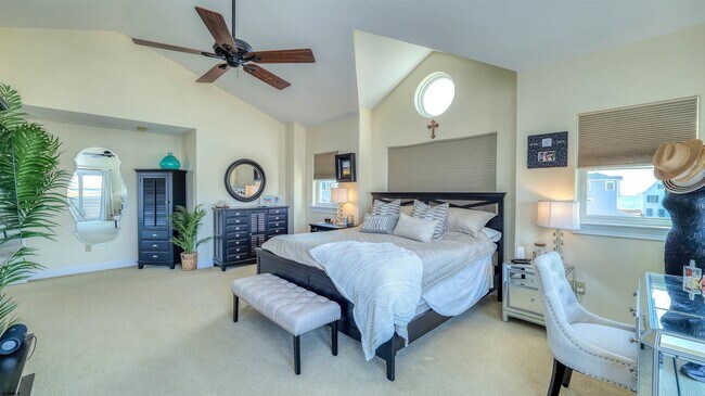 Building Photo - 909 N Cambridge Ave