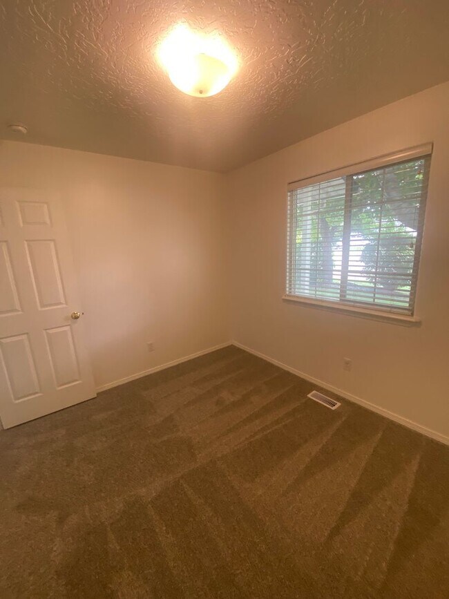 Building Photo - 3 Bed, 2 Bath,  Single Story, CUL-D-SAC Ho...