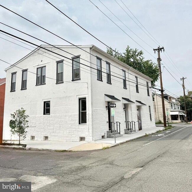 Building Photo - 151 N York St