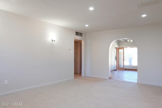 Building Photo - 3941 E Louis Ln