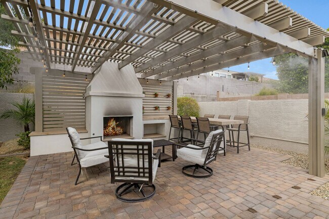 Building Photo - 4 Bedroom/2 Bathroom Remodeled home with S...