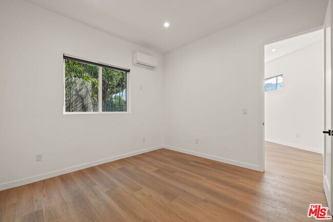 Building Photo - 257 S Park View St