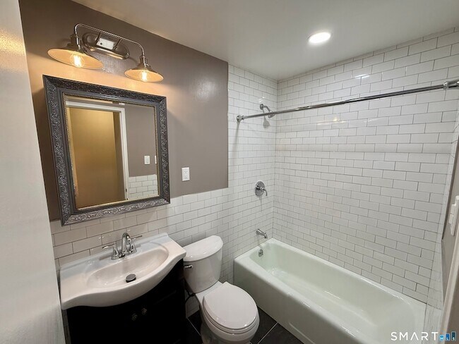 Building Photo - 1168 Main St