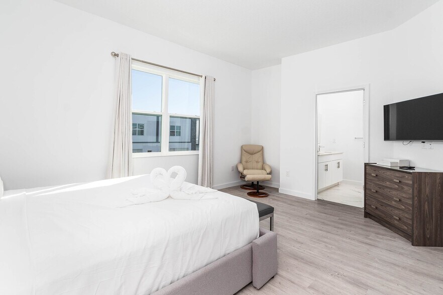 Building Photo - 395 Famagusta Dr