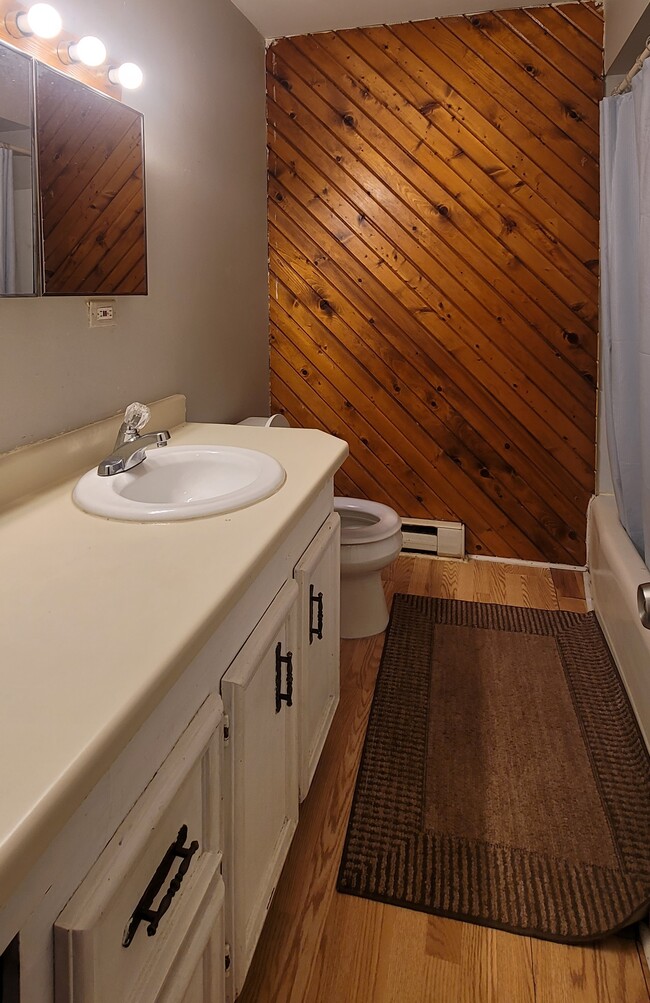 upstair full bathroom - 1371 Monomoy St