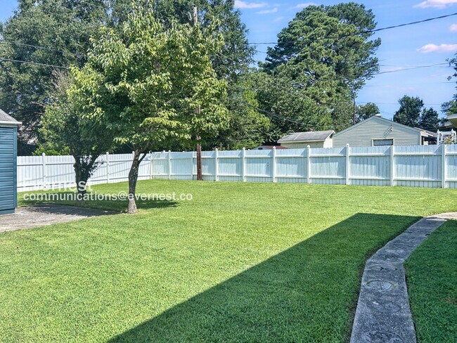 Building Photo - 3 Bed, 2 Bath Home with Garage / Pet-Friendly / Coming Soon!