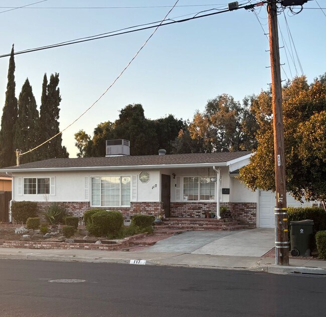 Building Photo - Charming and Upgraded ADU with separate en...